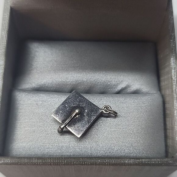 Sterling Silver Graduation Cap Charm - Picture 1 of 2